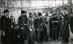 Проверка пропусков у входа в Смольный. Октябрь 1917 г.