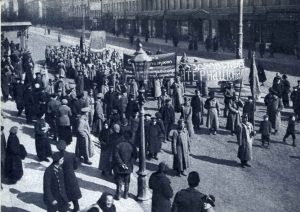 Большевистская демонстрация в Петрограде, на Литейном проспекте. 1917 год